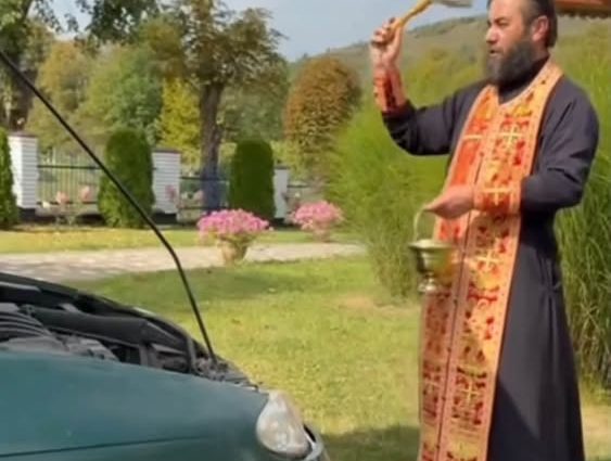 На Закарпатті парафіяни Покровського храму передали ЗСУ 17-й автомобіль