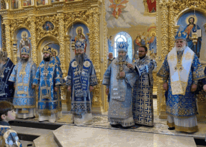 ЧЕРНІВНЦЬКА ОБЛАСТЬ. Предстоятель УПЦ освятив храм у селі Остриця на Буковині