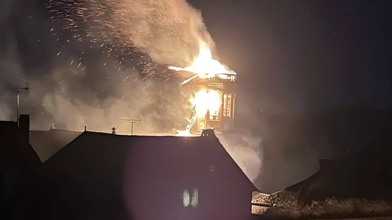 Блискавка знищила шпиль старовинної церкви на південному заході Франції