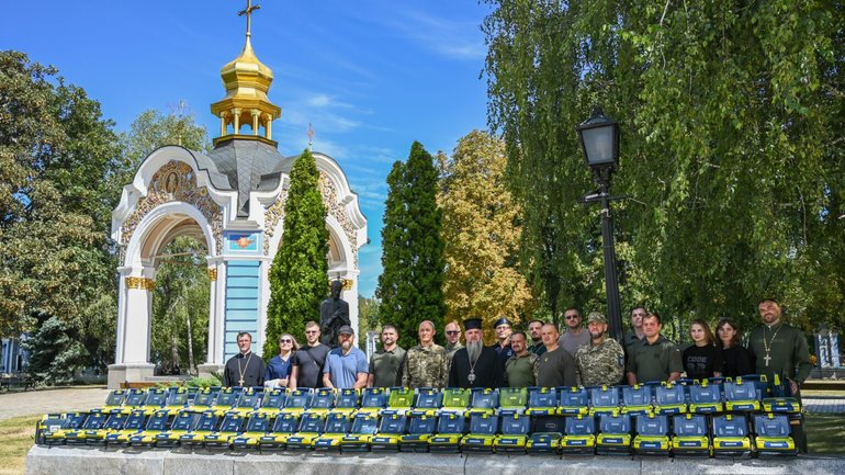 Митрополит Епіфаній передав 80 портативних дефібриляторів захисникам Батьківщини