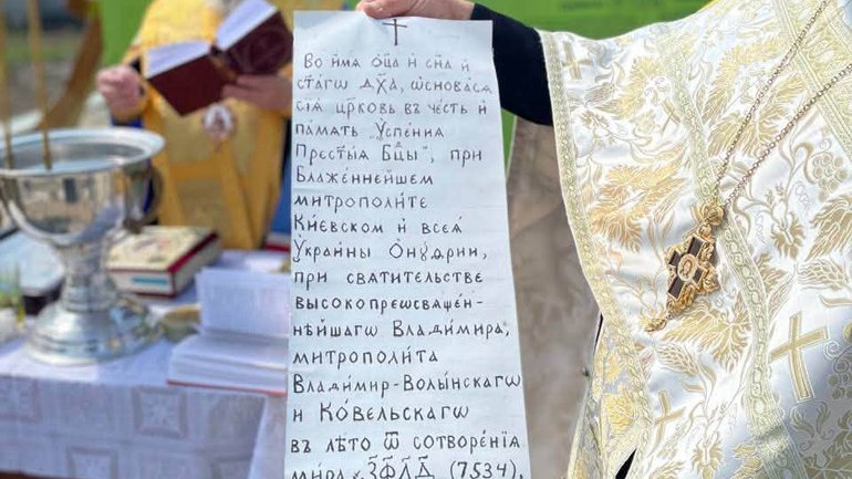 Жителі Мокреця, де УПЦ самовільно зводить церкву, завітали на сесію селищної ради
