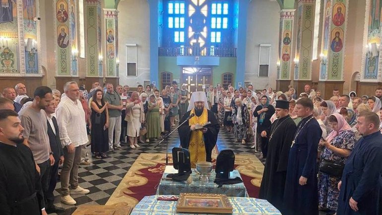 Ієрарх ПЦУ освятив арт-ікони на бронеплитах для принца Гаррі та Річарда Сміта