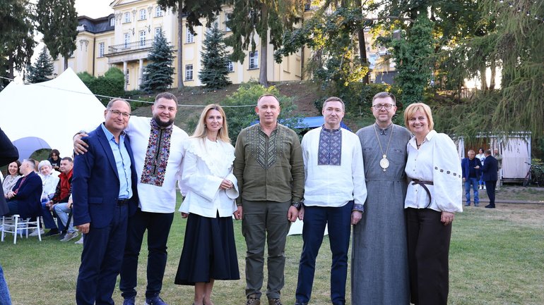 У Митрополичих садах УГКЦ провели благодійний вечір на підтримку Військово-медичного центру