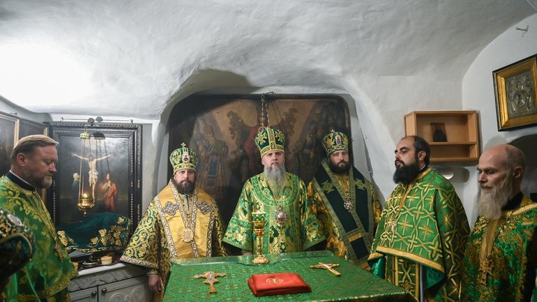Предстоятель ПЦУ очолив богослужіння у Дальніх печерах Лаври