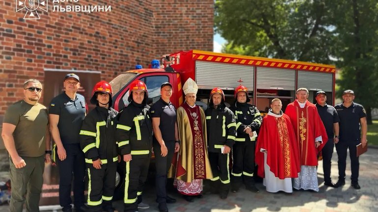 На Львівщині священик створив добровільну пожежну команду з парафіян