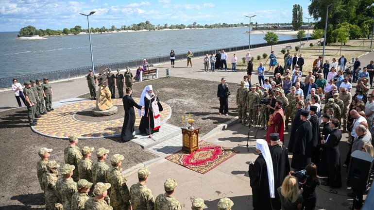 Глава ПЦУ освятив пам’ятник «Крила Гідності» на згадку про загиблих українських воїнів