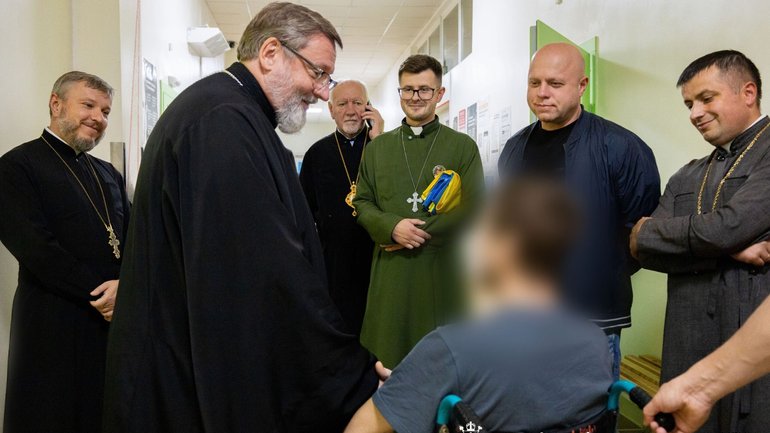 Предстоятель УГКЦ навідався до поранених українських воїнів у шпиталі на Прикарпатті