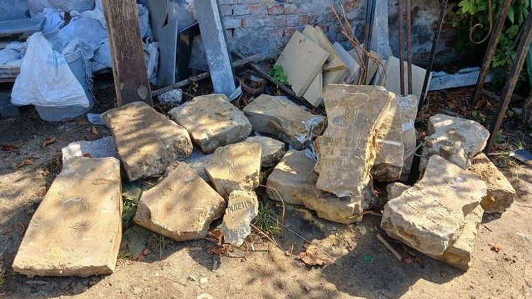 На вулиці Сахарова у Львові під асфальтом знайшли уламки хрестів січових стрільців