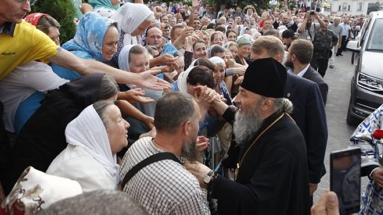 Почаївська лавра: прочани та ченці переклали провину за російські ракети на диявол