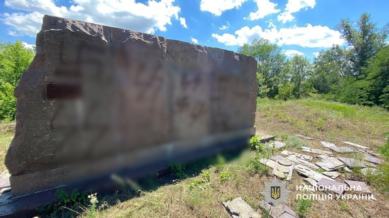 У Самарі двом молодикам інкримінують вандализм на меморіалі жертвам Голокосту