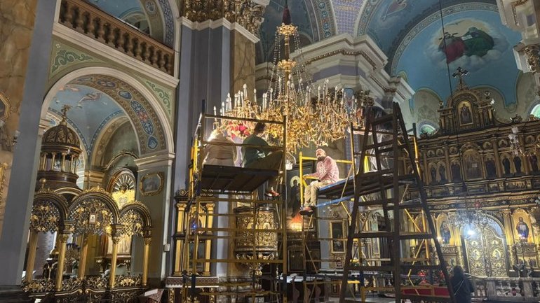 У Львові стартувала реставрація старовинних люстр Преображенської церкви