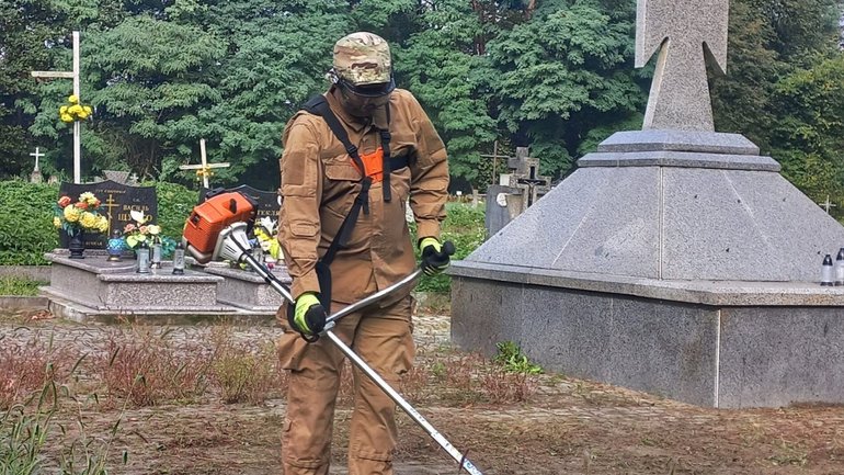 Працівники «Долі» прибрали український греко-католицький цвинтар у Польщі
