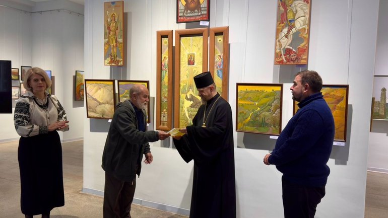 Народний художник України передав 14 сакральних полотен Марійському духовному центру «Зарваниця»