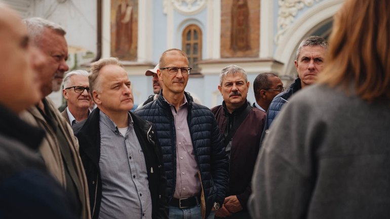 Делегація НАТО оглянула наслідки російського обстрілу Успенського собору у лаврі
