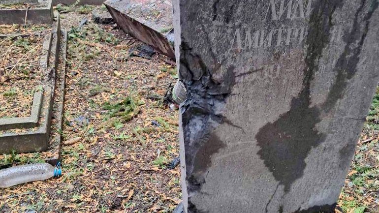 У Рівному російський дрон поцілив у кладовище з могилами Героїв