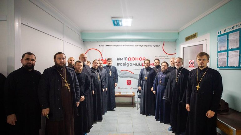 Митрополит УПЦ МП та духовенство Хмельницької єпархії стали донорами крові для українських захисників