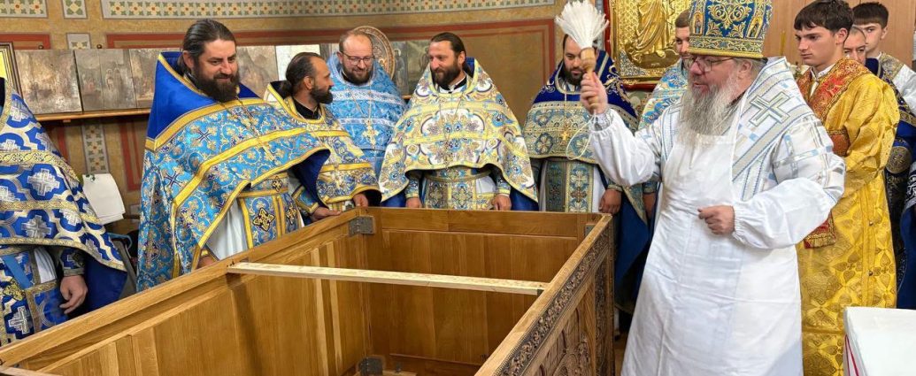 У Чернівецькій єпархії освятили оновлений престол у храмі на честь Різдва Пресвятої Богородиці