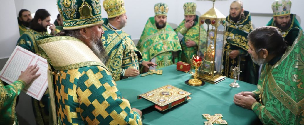 На Буковині освятили оновлений престол парафіяльного храму в селі Лунка