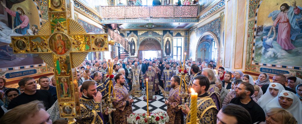 Митрополит Онуфрій провів святкові богослужіння на честь Воздвиження Хреста Господнього