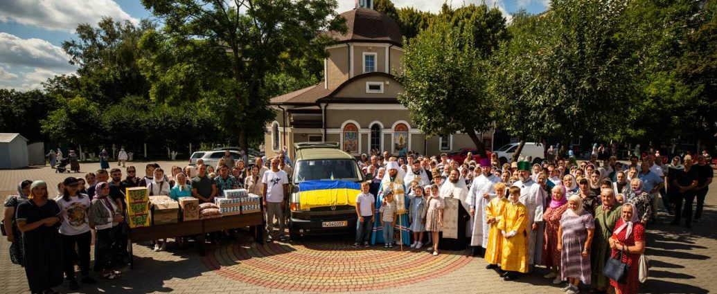 Хмельницька єпархія передала автівку для українських військових до Дня Незалежності