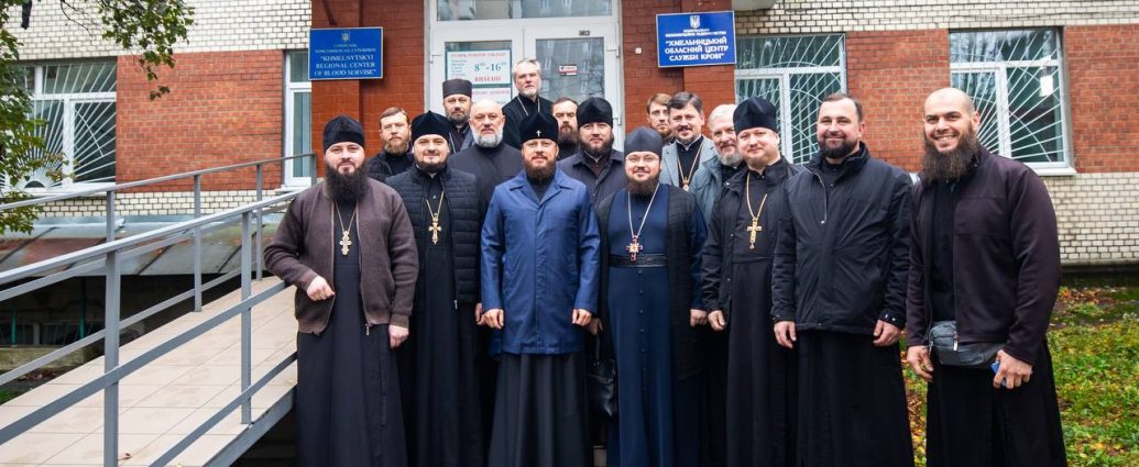 Хмельницьке духовенство УПЦ долучилося до здачі крові для українських військових