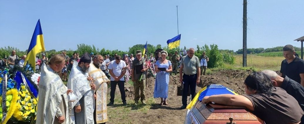 Молитовна пам'ять: в єпархіях УПЦ провели в останню путь загиблих українських воїнів