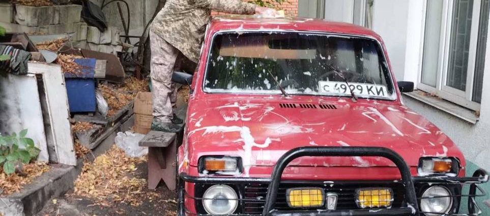 Парафіяни Вознесенського храму на Деміївці передали на фронт чергову автівку для ЗСУ