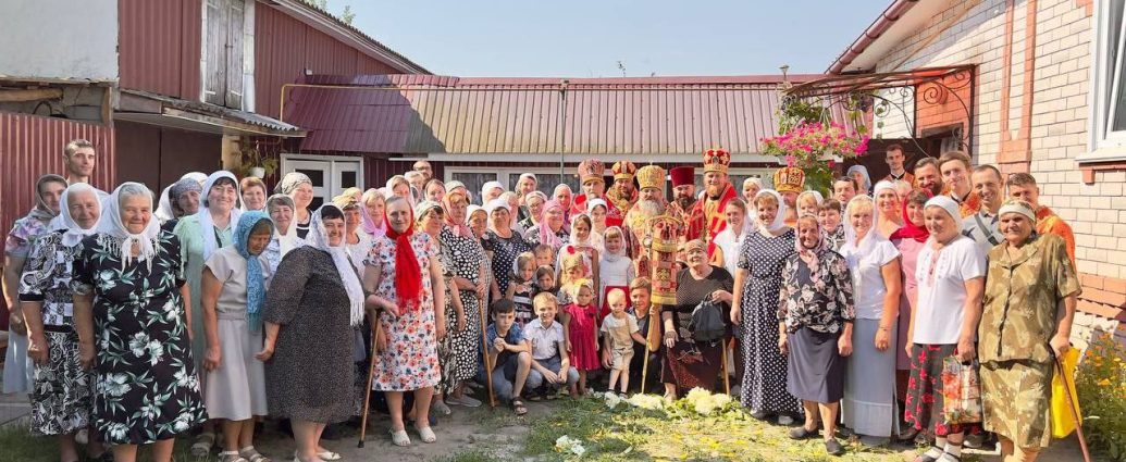 Священник, чиї обидва сини захищають Україну, гуртує парафіян села Крути для допомоги ЗСУ
