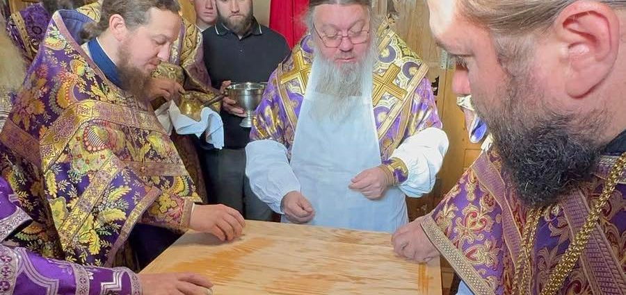 На Буковині у Воздвиженському храмі села Майдан освятили новий престол