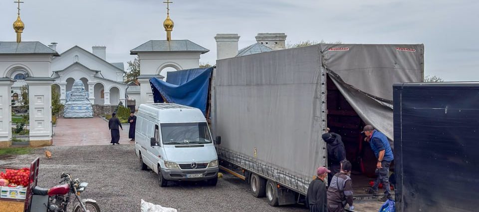 Віряни УПЦ передали гуманітарні вантажі до Святогірської лаври та на Херсонщину